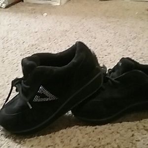 Volatile platform tennis shoes